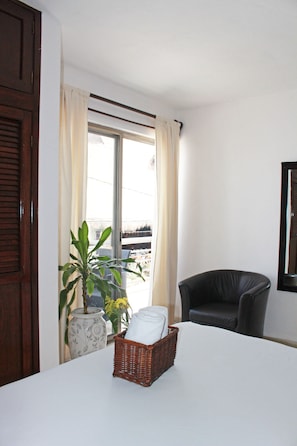 Standard-Studiosuite, 1 Queen-Bett | Hochwertige Bettwaren, Schreibtisch, laptopgeeigneter Arbeitsplatz