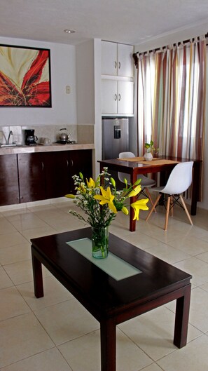 Suite estudio superior, 1 cama de matrimonio grande (Master up to 5 adults) | Sala de estar