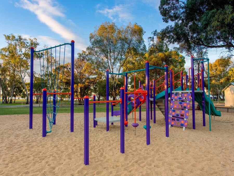 Un parque infantil con estructuras para escalar y toboganes.