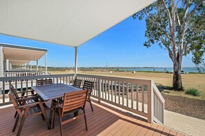Deluxe 2 Bedroom Lakeview Cabin - Sleeps 6 | Lake view - Discovery Parks - Lake Bonney (Barmera)