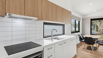 Superior 2 Bedroom Cabin - Sleeps 6 | Eget tekjøkken | Kjøleskap, kaffetrakter/tekoker, kjøkkenutstyr og rengjøringsutstyr