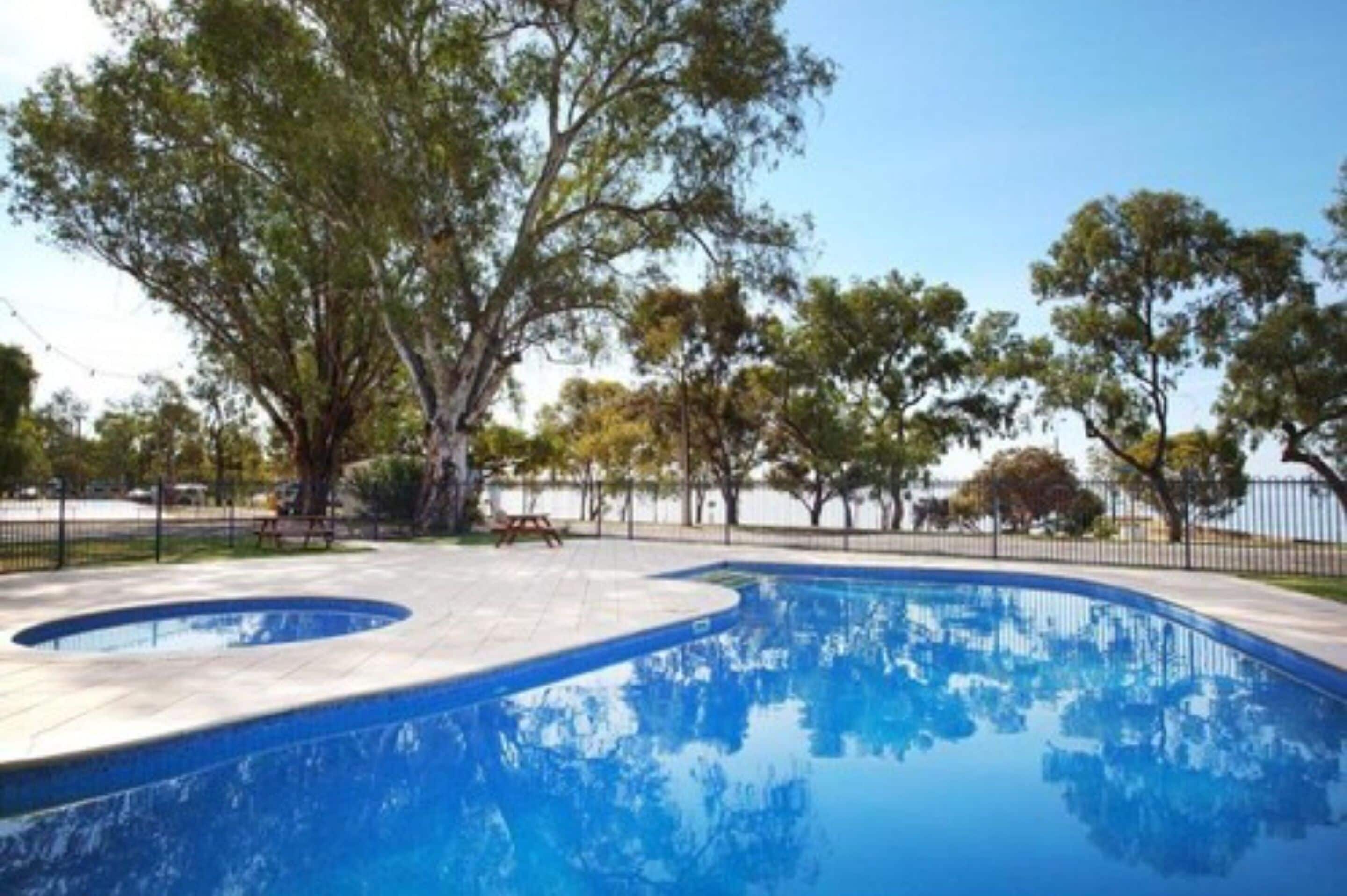 Una piscina al aire libre, tumbonas