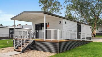 Superior 2 Bedroom Access Cabin - S4 | Terrace/patio