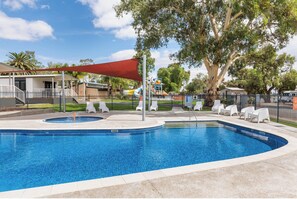 Outdoor pool, sun loungers - Discovery Parks - Lake Bonney (Barmera)