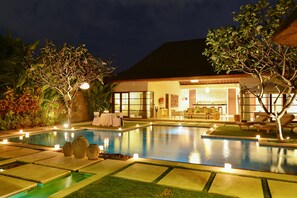 6 outdoor pools