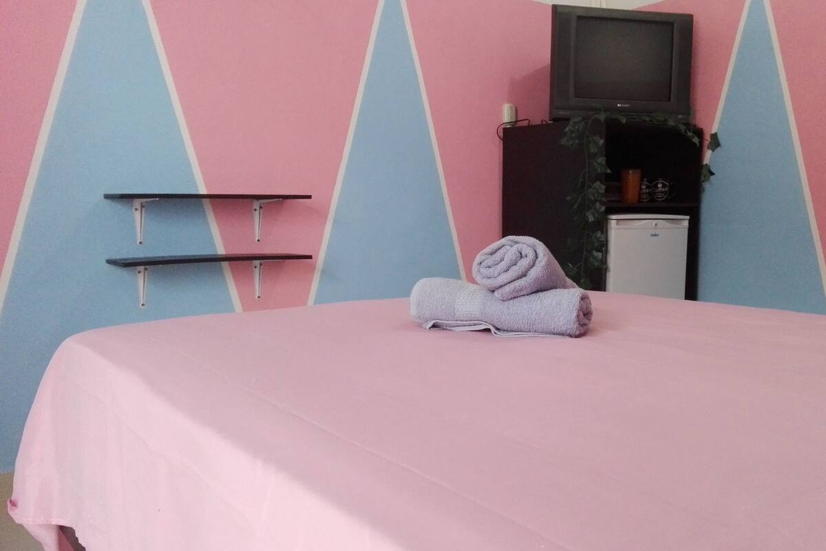 Cortinas blackout, tabla de planchar con plancha y wifi gratis 
