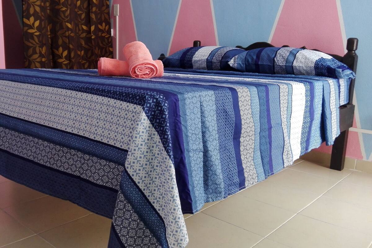 Cortinas blackout, tabla de planchar con plancha y wifi gratis 