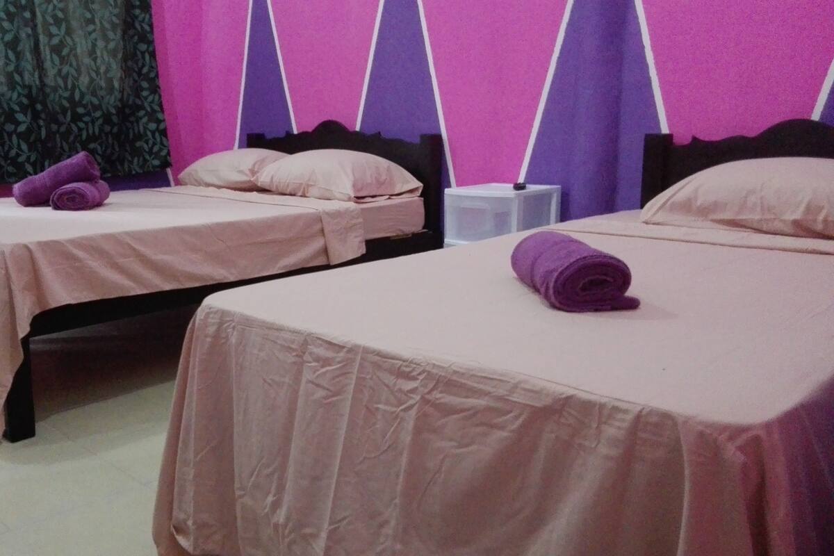Cortinas blackout, tabla de planchar con plancha y wifi gratis 