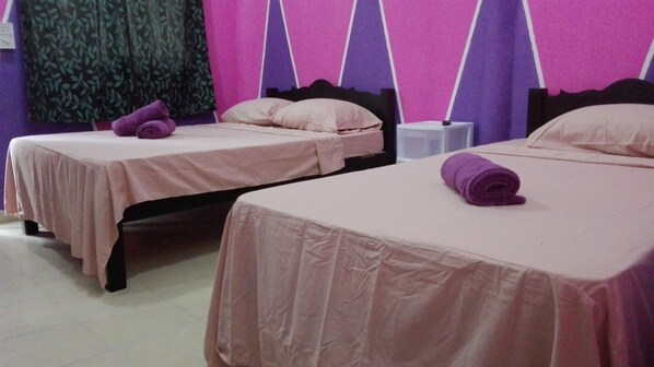 Muebles diferentes, cortinas blackout y tabla de planchar con plancha