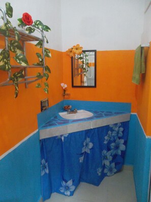 Habitación triple básica, varias camas, vista a la ciudad | Baño | Regadera, amenidades de baño gratuitas, secadora de cabello, toallas