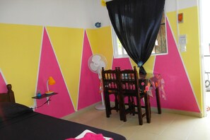 Habitación básica, 1 cama matrimonial | Área de sala de estar | Televisión de 22 pulgadas con canales por cable