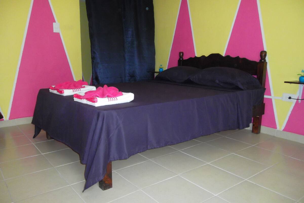 Cortinas blackout, tabla de planchar con plancha y wifi gratis 