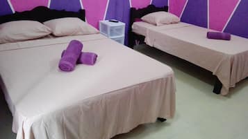 Muebles diferentes, cortinas blackout y tabla de planchar con plancha