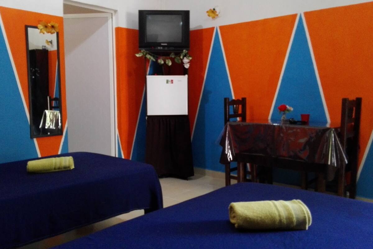 Cortinas blackout, tabla de planchar con plancha y wifi gratis 