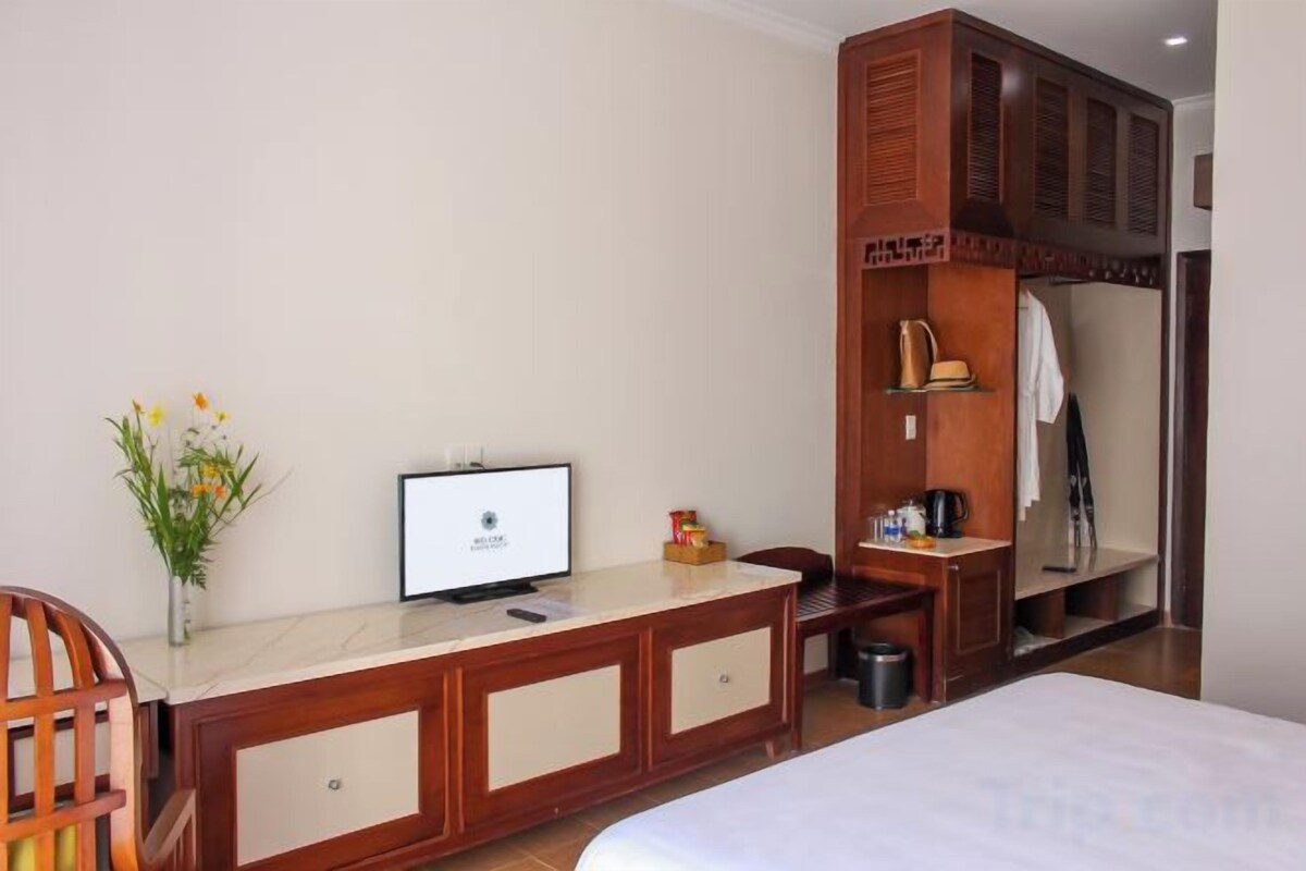 Minibar, in-room safe, blackout drapes, WiFi (free)