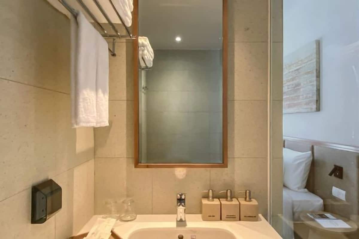 Bathroom | Shower, hydromassage showerhead, free toiletries, hair dryer