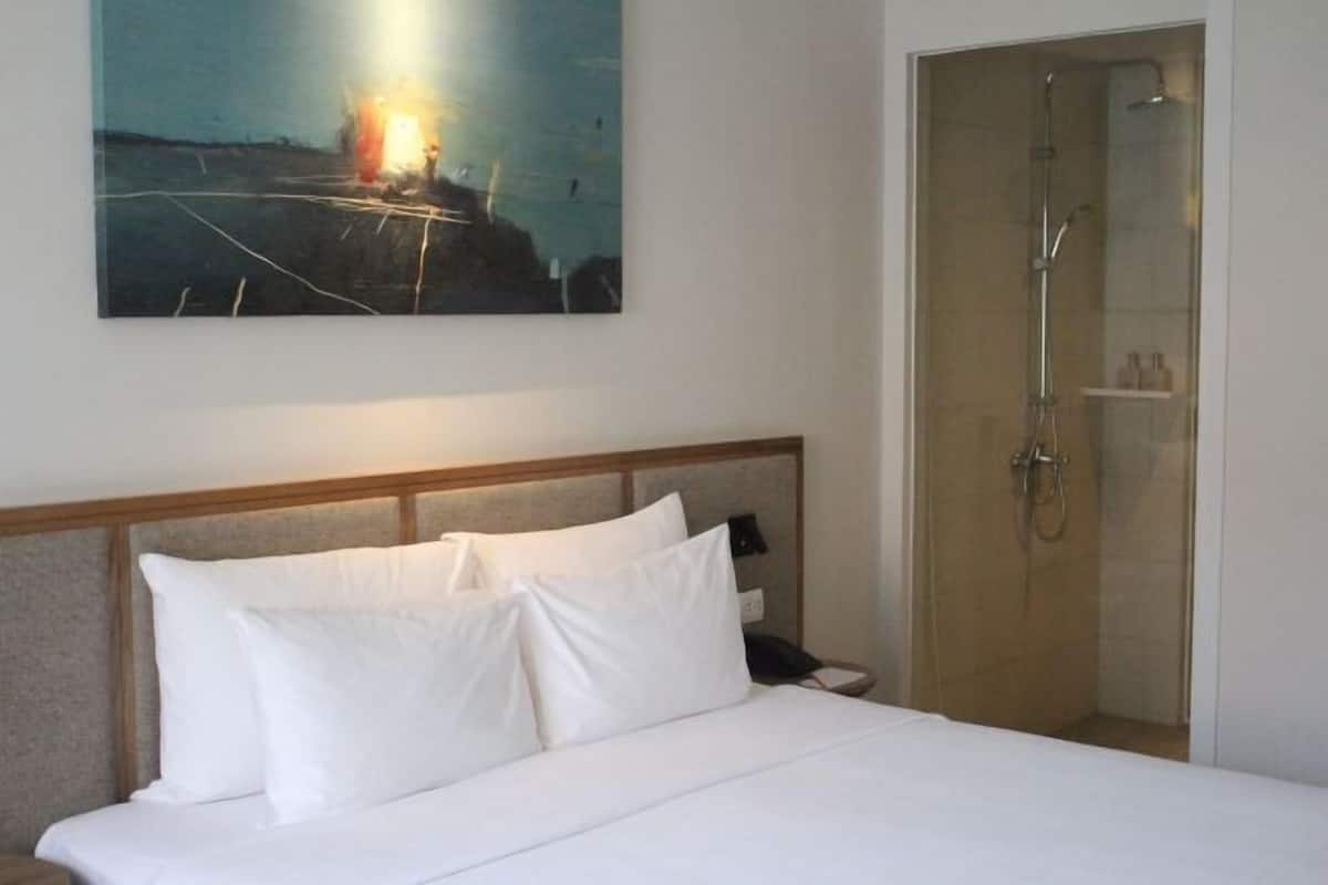 Minibar, in-room safe, blackout drapes, free WiFi