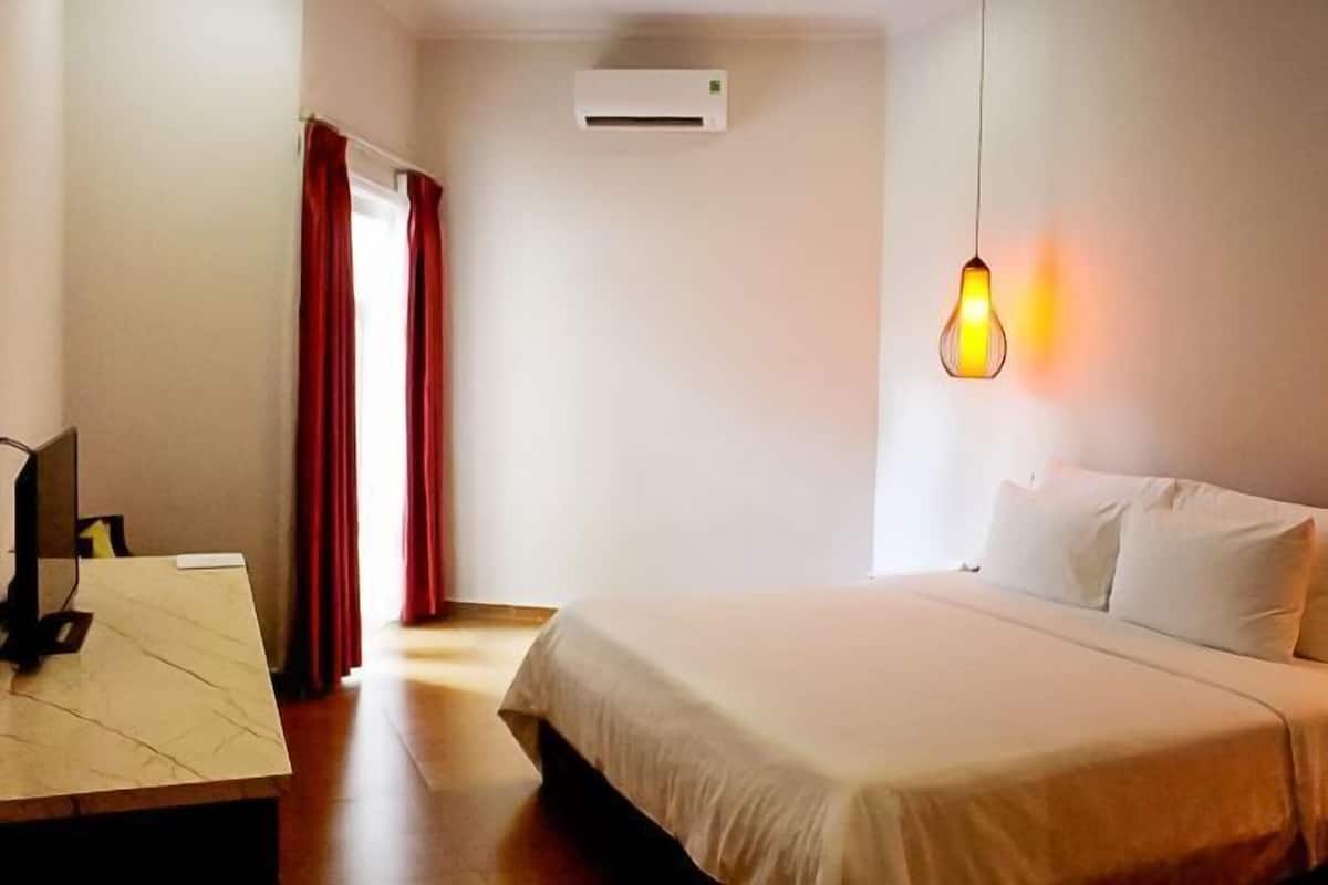 Minibar, in-room safe, blackout drapes, free WiFi