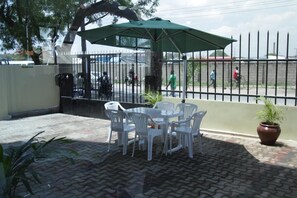 Outdoor dining - Sawe Hotel (Dar es Salaam)