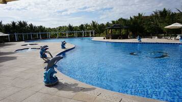 2 outdoor pools