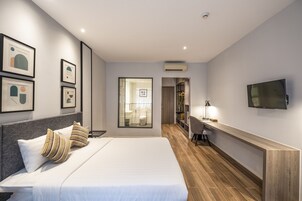 Minibar, caja de seguridad en la habitación y escritorio 