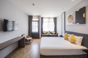 Minibar, Zimmersafe, Schreibtisch, laptopgeeigneter Arbeitsplatz