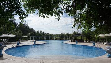2 outdoor pools