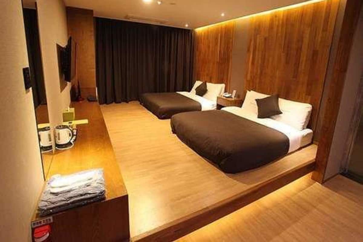 Deluxe Twin Room | Desk, free WiFi, bed sheets