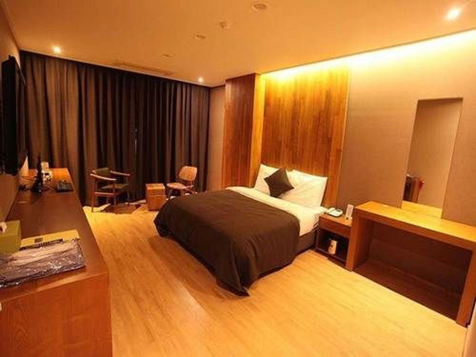 Desk, free WiFi, bed sheets