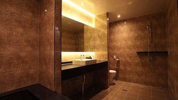 Deluxe tweepersoonskamer | Badkamer | Een douche, gratis toiletartikelen, een haardroger, badjassen