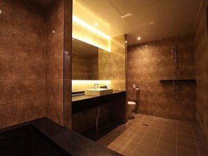 Quarto casal luxo | Banheiro | Chuveiro, produtos de toalete grátis