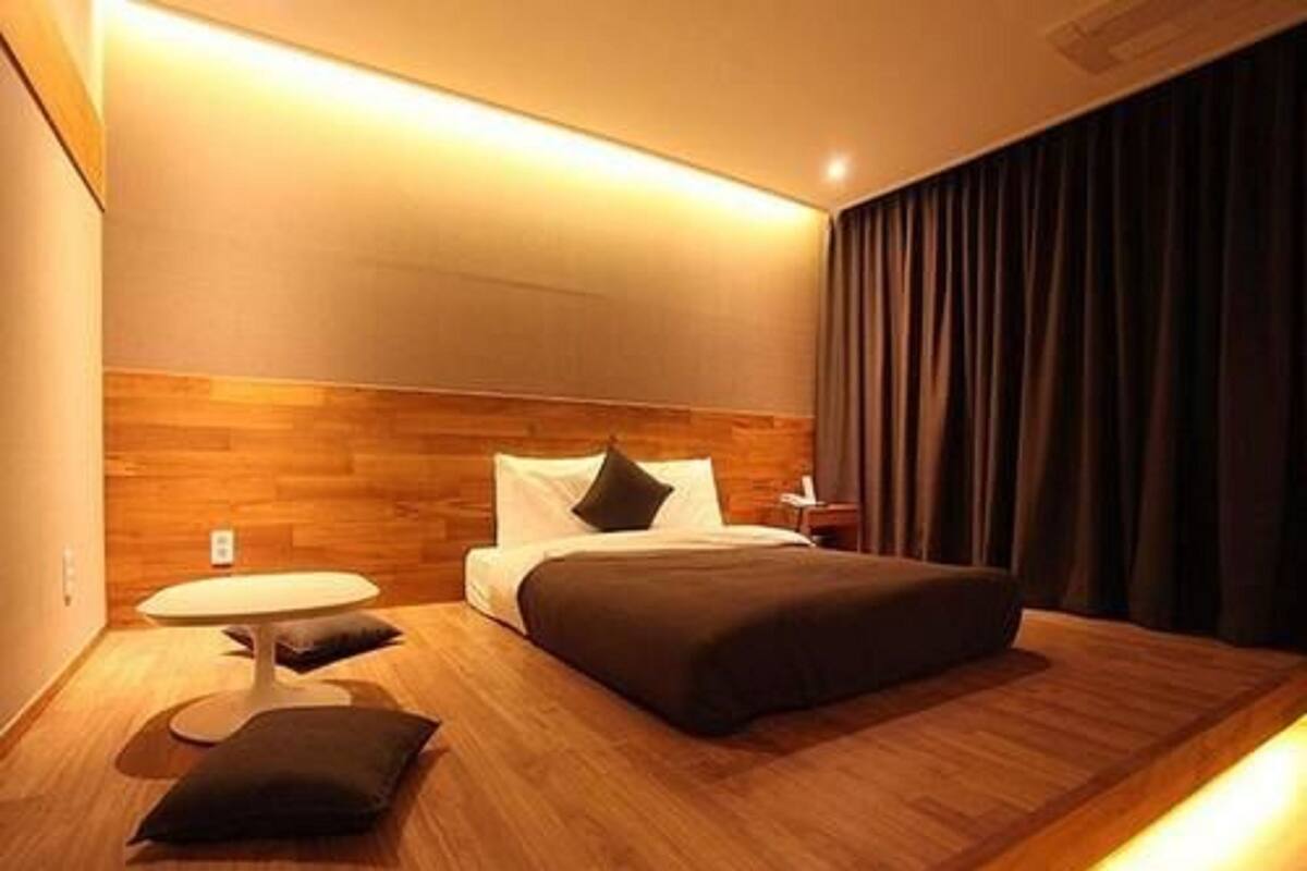 Standard Double Room | Desk, WiFi (free), bed sheets