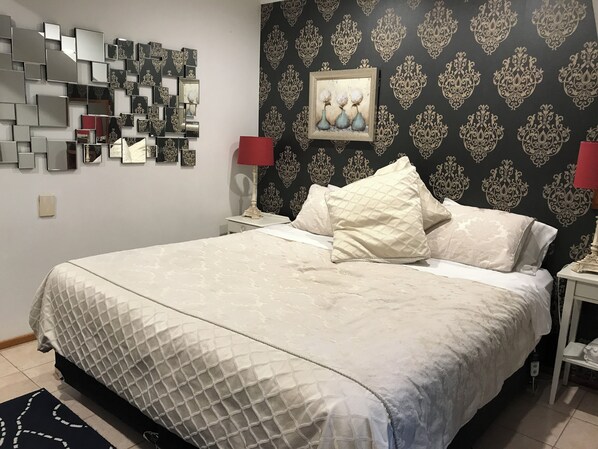 Garden Room with ensuite bathroom  | 3 bedrooms, premium bedding, soundproofing, iron/ironing board - Linley House (Linley Point)