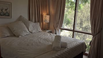Kamer, 1 twee- of 2 eenpersoonsbedden, uitzicht op tuin | 3 slaapkamers, luxe beddengoed, geluiddichte muren