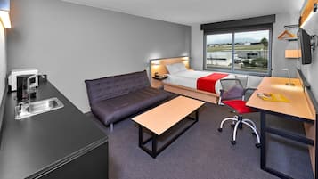 Habitación superior, 1 cama Queen size y sofá cama | Escritorio, tabla de planchar con plancha, wifi gratis y ropa de cama