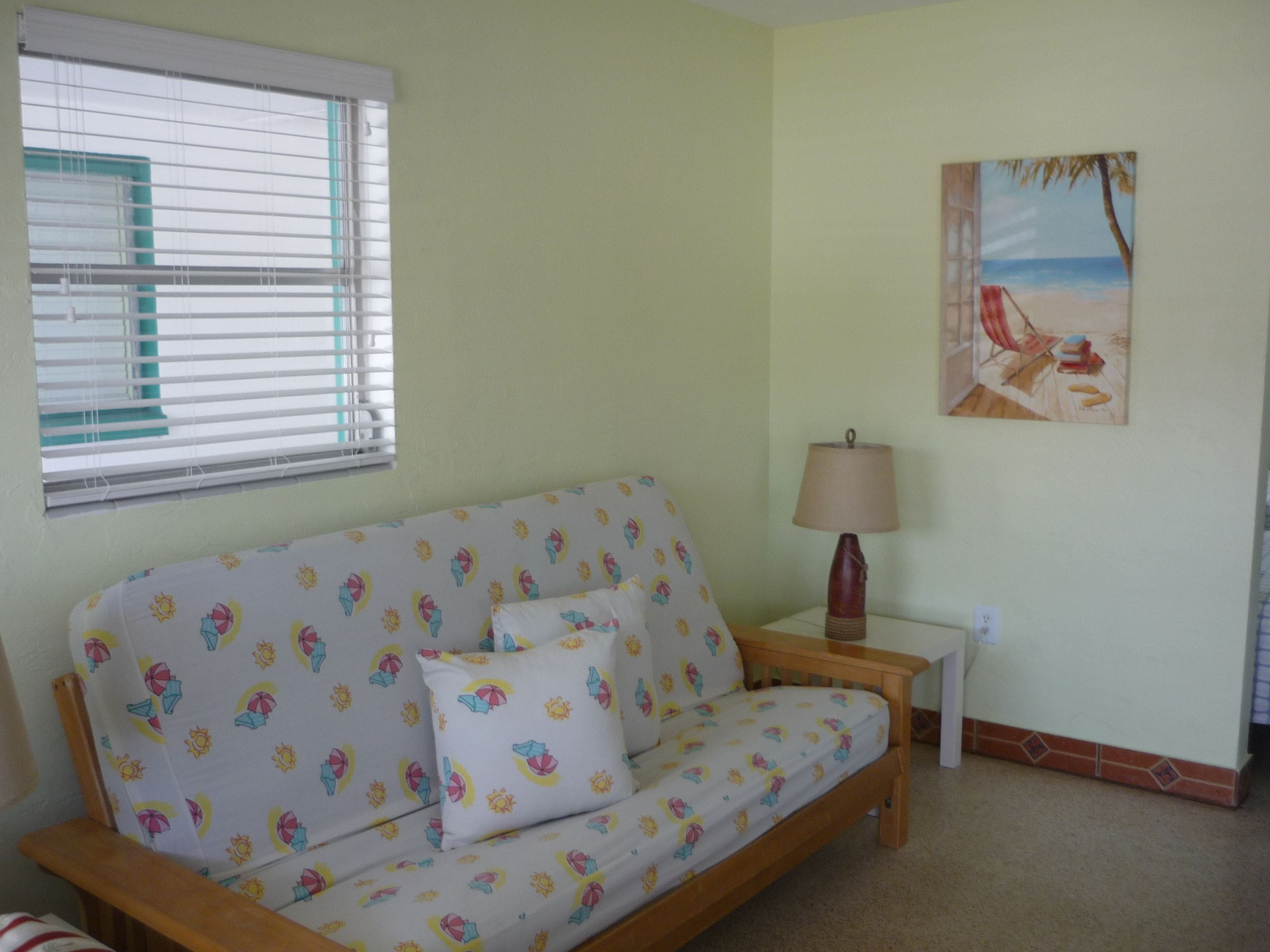 Studio Kitchenette ( Efficiency) 2 Full Beds | Zona de estar | Una televisión de pantalla plana