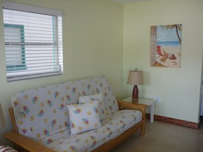 Studio Kitchenette ( Efficiency) 2 Full Beds | Oleskelualue | Taulutelevisio