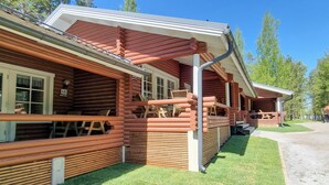 A log cabin with a porch and outdoor seating area. - Holiday Resort Harjun Portti (Savonlinna)