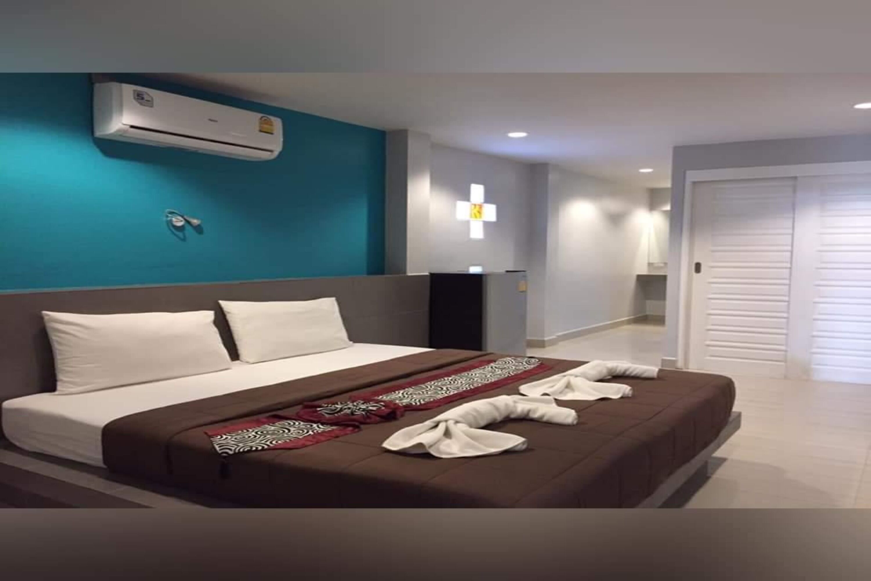 Desk, laptop workspace, free WiFi, bed sheets