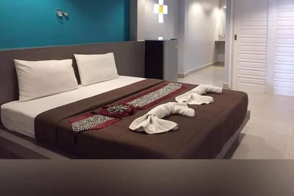 Desk, laptop workspace, free WiFi, bed sheets