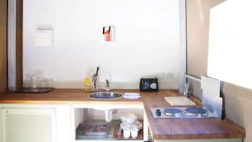 Family Room | Private kitchenette | Stovetop, coffee/tea maker, electric kettle, toaster