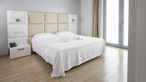 ダブルルーム | 低刺激性寝具、ミニバー、セーフティボックス (室内)、デスク