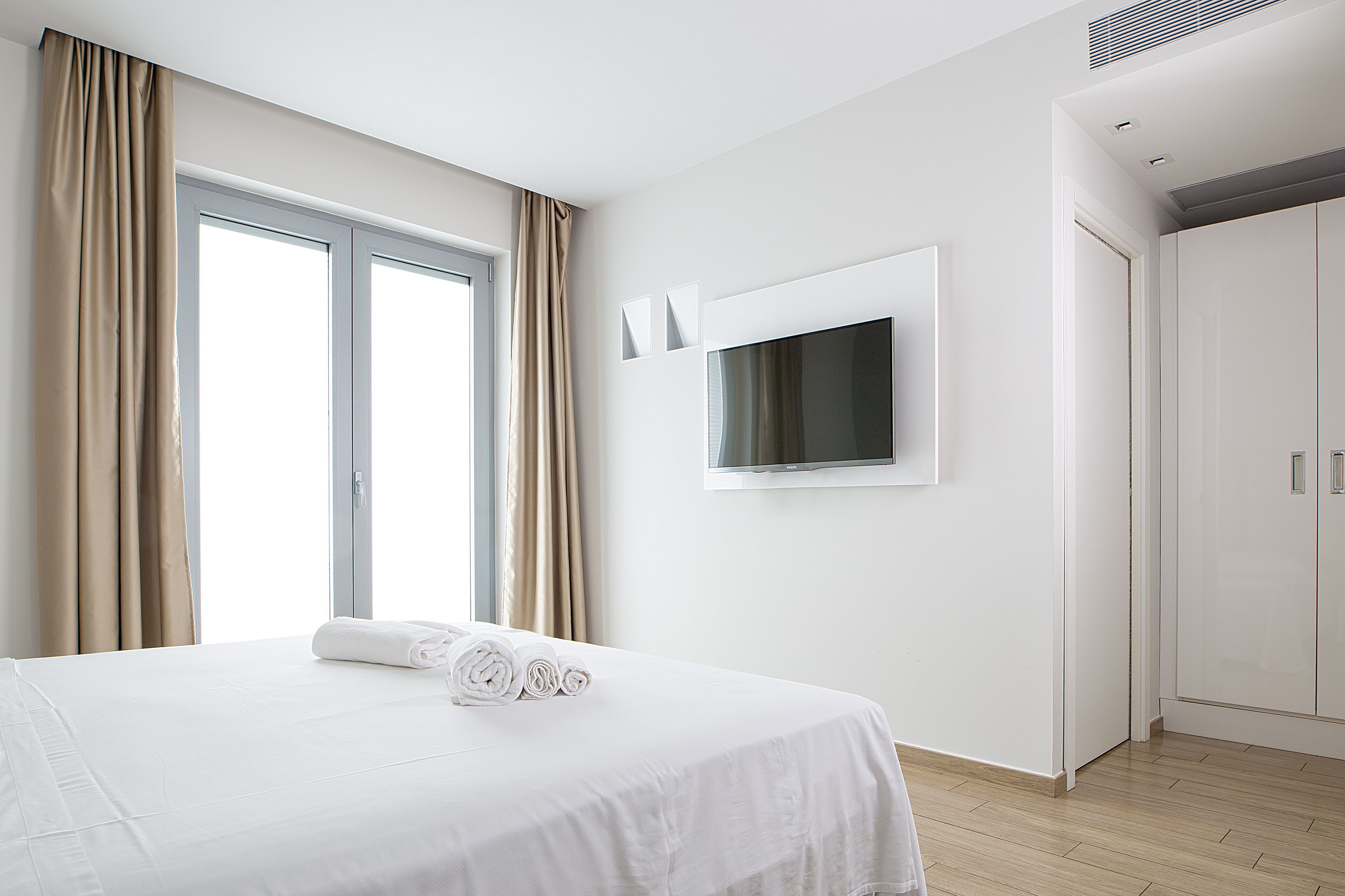 double room | hypo-allergenic bedding, minibar, in-room safe, desk