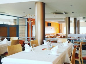 Breakfast, lunch, dinner served; Italian cuisine
