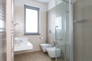 Enkeltværelse | Badeværelse | Bruser, gratis toiletartikler, hårtørrer, hjemmesko