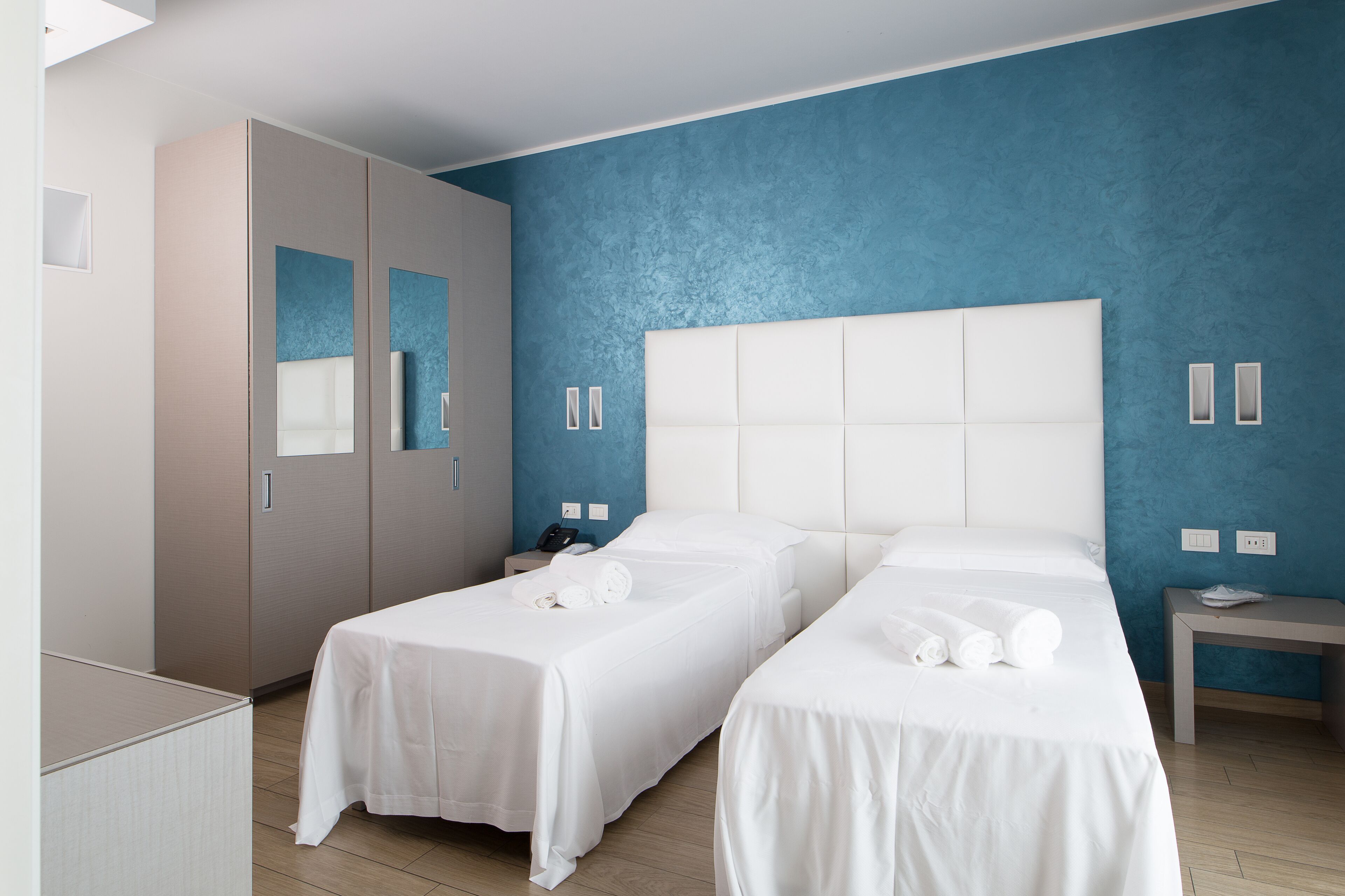 twin room (2 twin beds) | hypo-allergenic bedding, minibar, in-room safe, desk