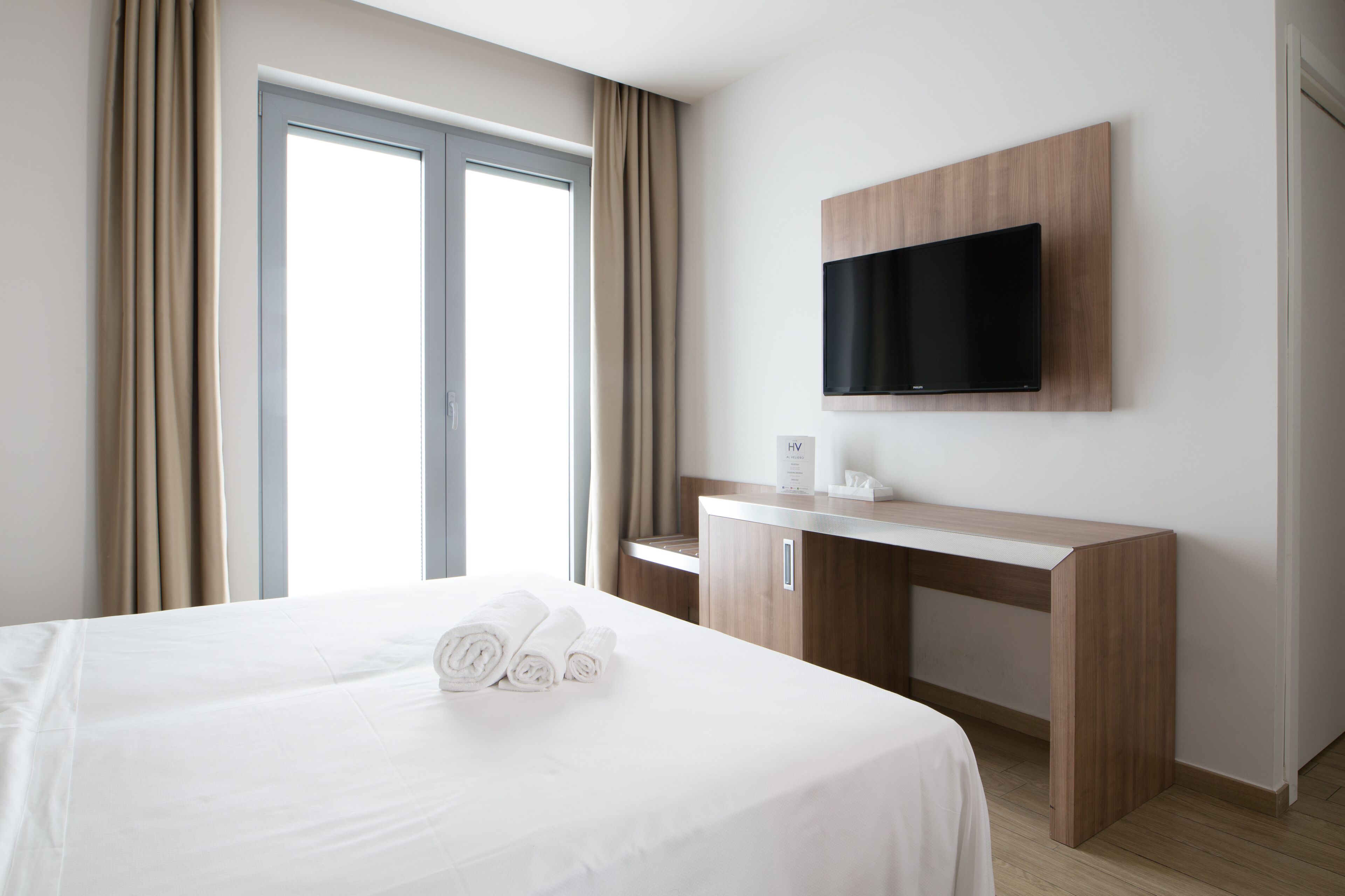 single room | hypo-allergenic bedding, minibar, in-room safe, desk