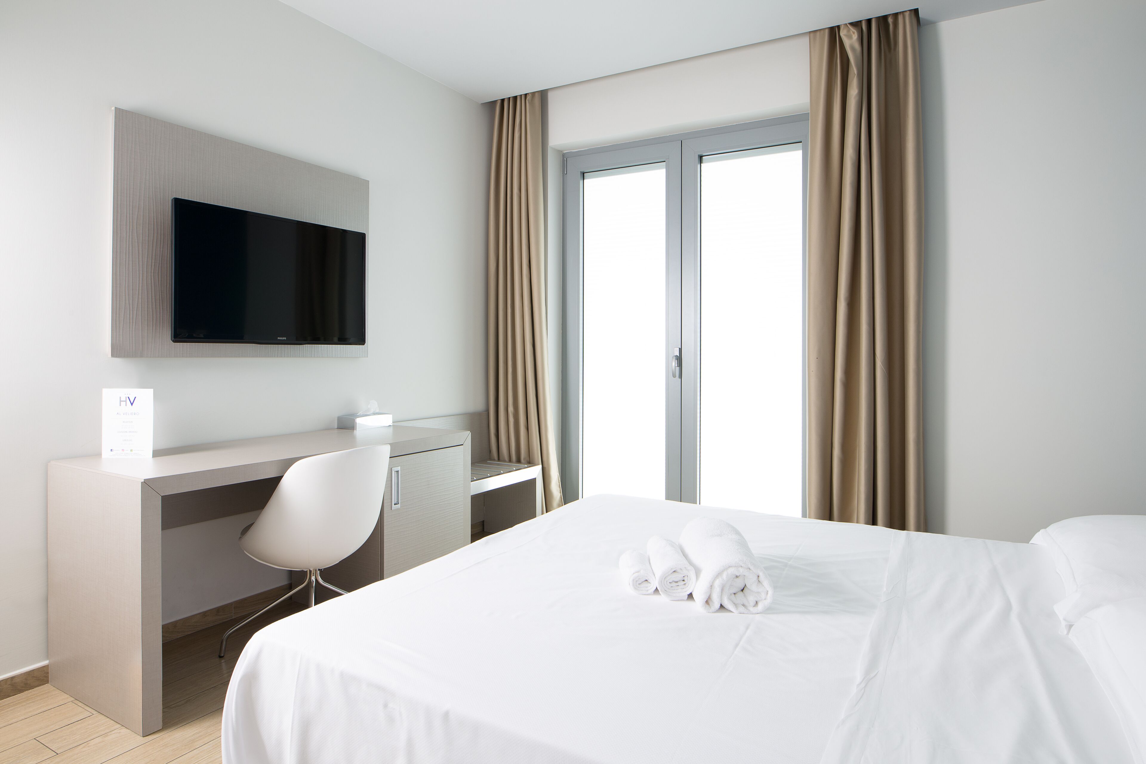 twin room (2 twin beds) | hypo-allergenic bedding, minibar, in-room safe, desk