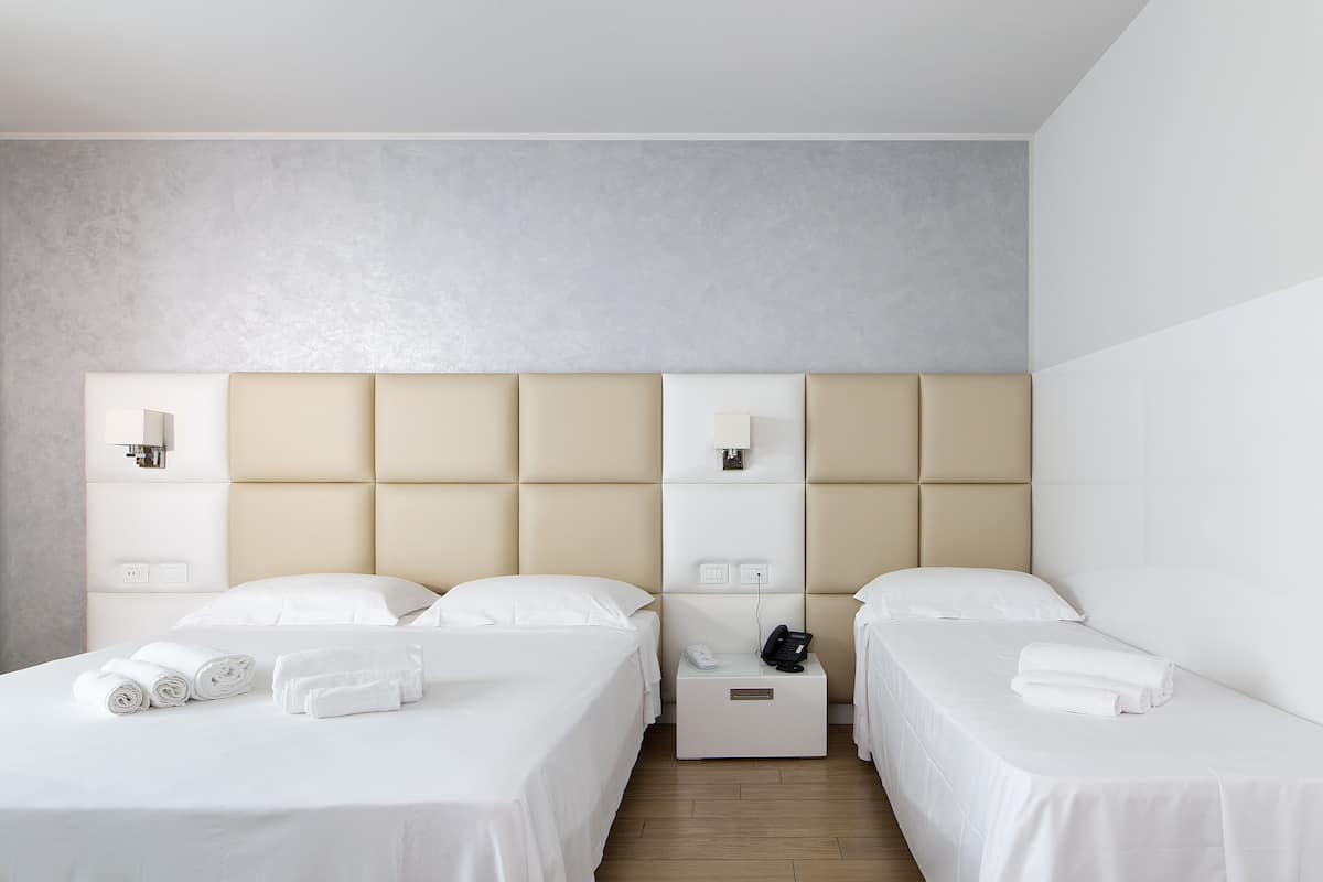 Driepersoonskamer | Hypoallergeen beddengoed, een minibar, een kluis op de kamer, een bureau