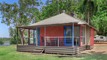 Cabaña estándar | Espacio para trabajar con laptop y tabla de planchar con plancha